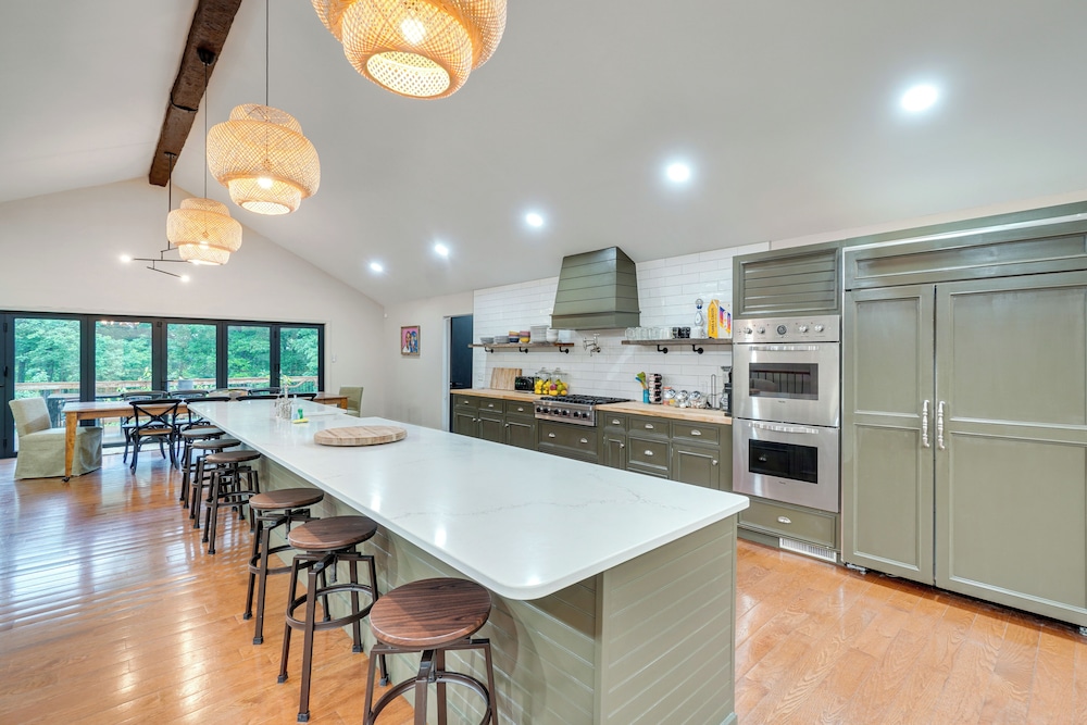 Hot Tub & Theater Room: Getaway in Falling Waters
