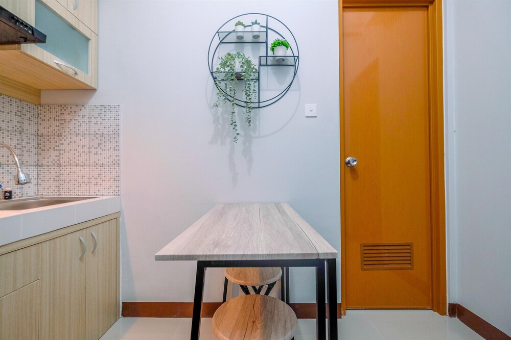 Comfort 1Br At Royal Heights Apartment