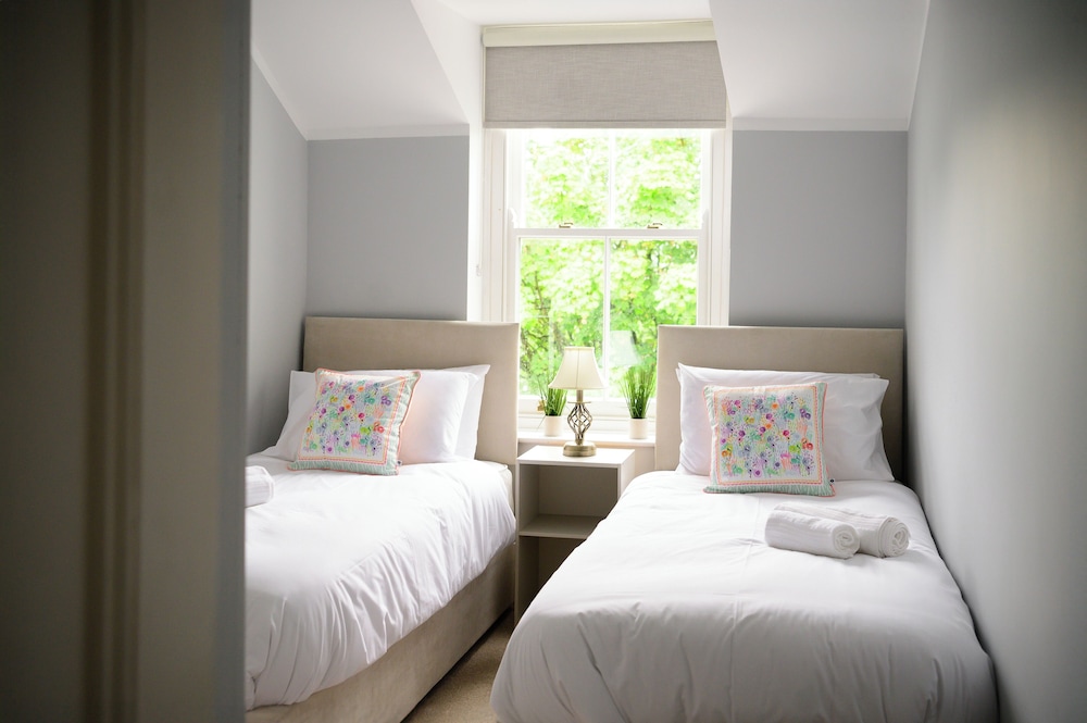 Buxton Bliss - Spacious 5 Bedroom House view 5
