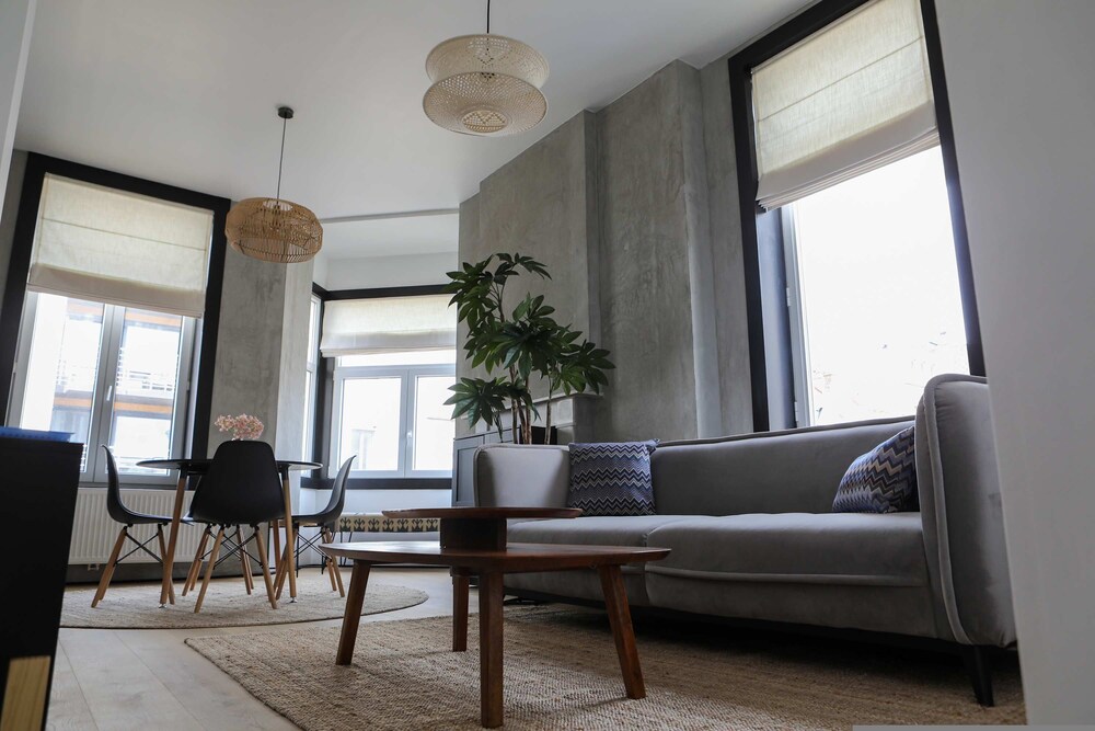 Kamiel -belle Epoque Apartment With Modern Comfort