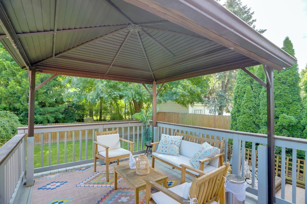 Steps to Lake Erie! Cedar Point Home Base w/ Deck