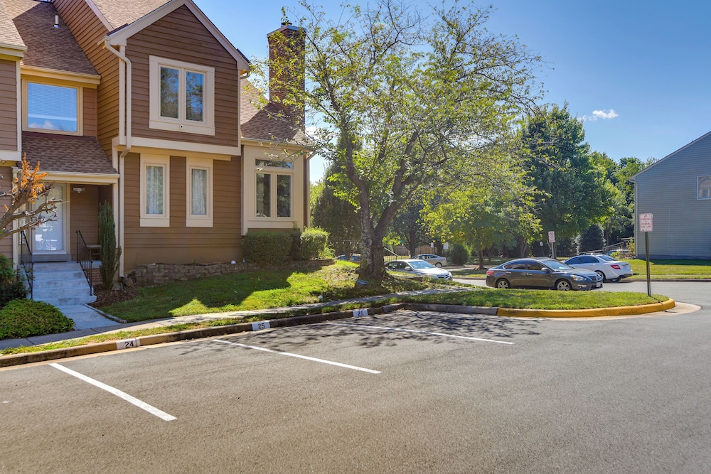 Close to Hospital & Dulles: Herndon Townhome