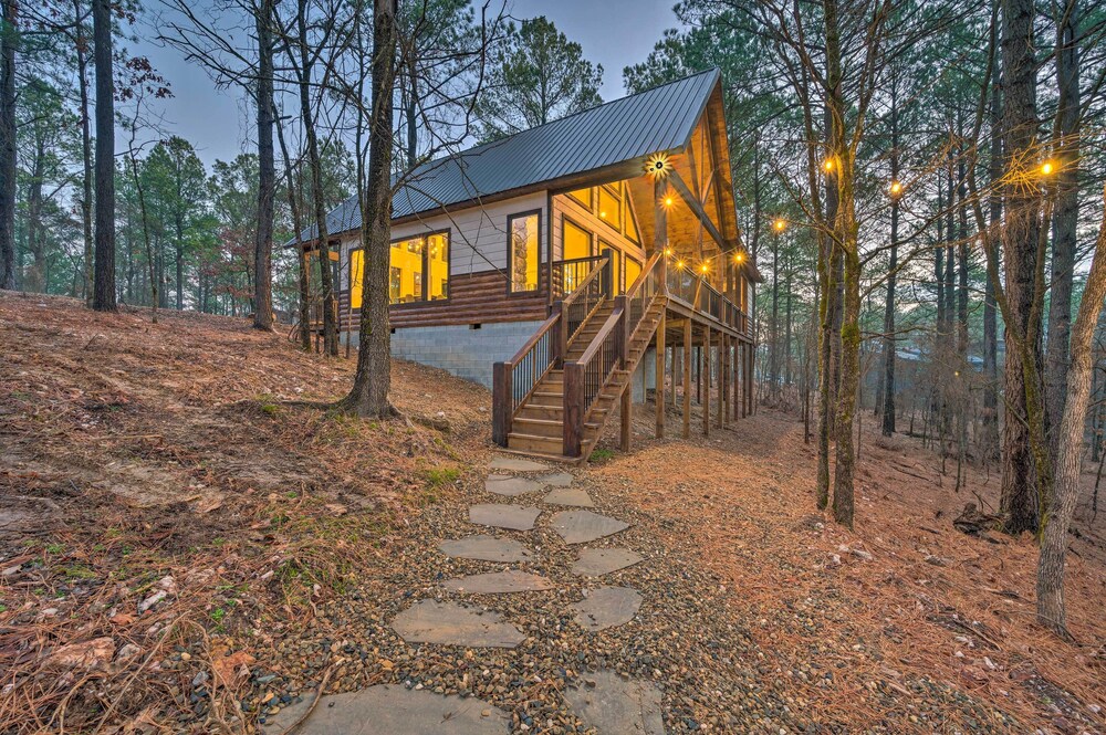 Modern Cabin w/ Hot Tub: 1 Mi From Hochatown! view 3