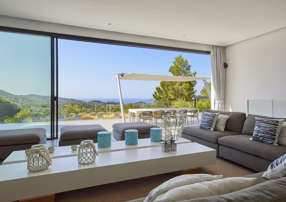 Sleek Villa With Nice Terrace
