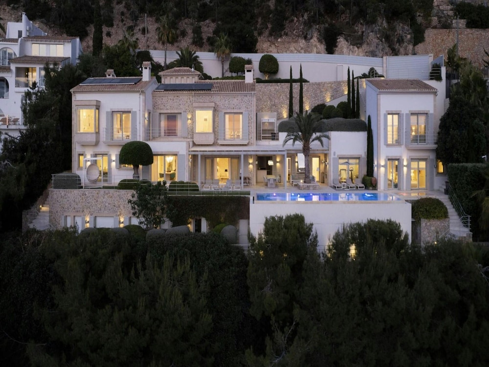 Villa in Tranquil Hillside Location