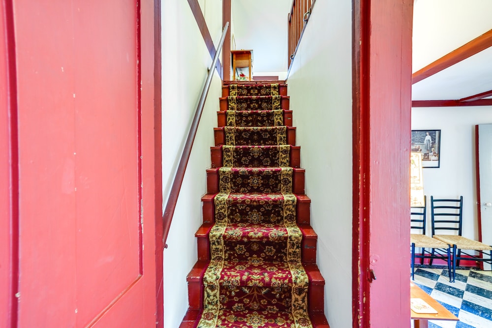Tranquil 3 BR Stockbridge House w/ Private Deck!