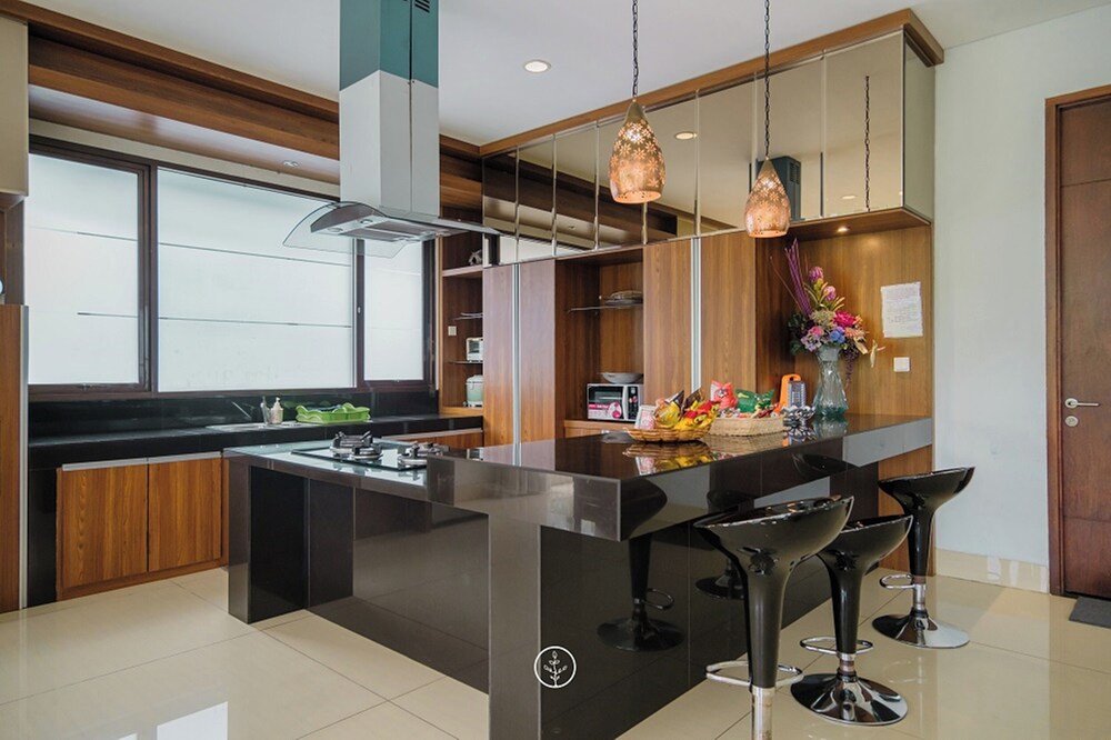 Mentari Hill View 8 BR heated pool and movie room