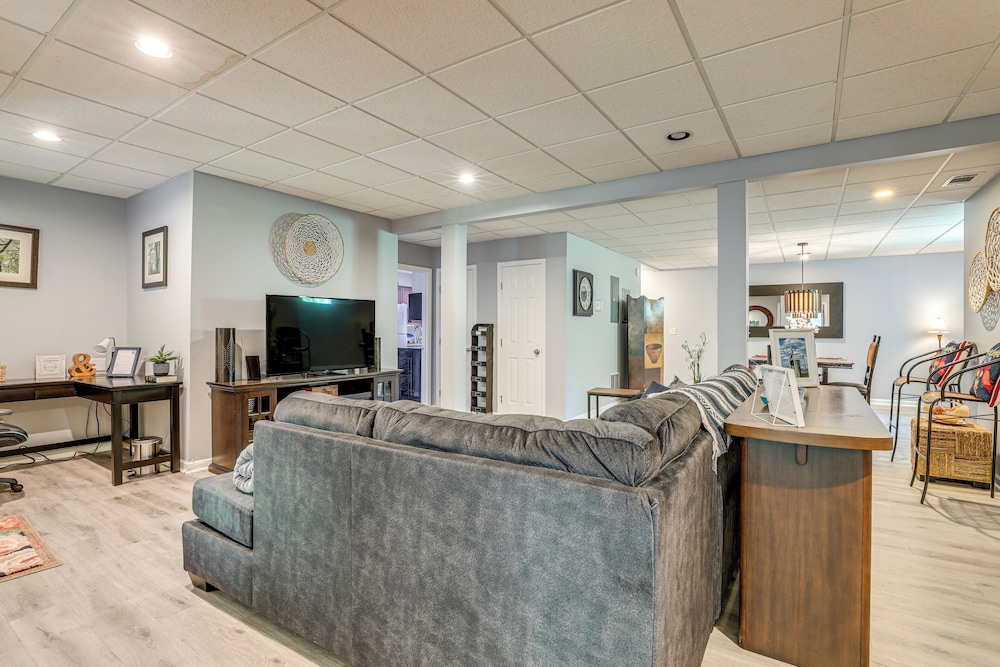 Spacious Yard & Bbq: Chic Escape in Lawrenceville!