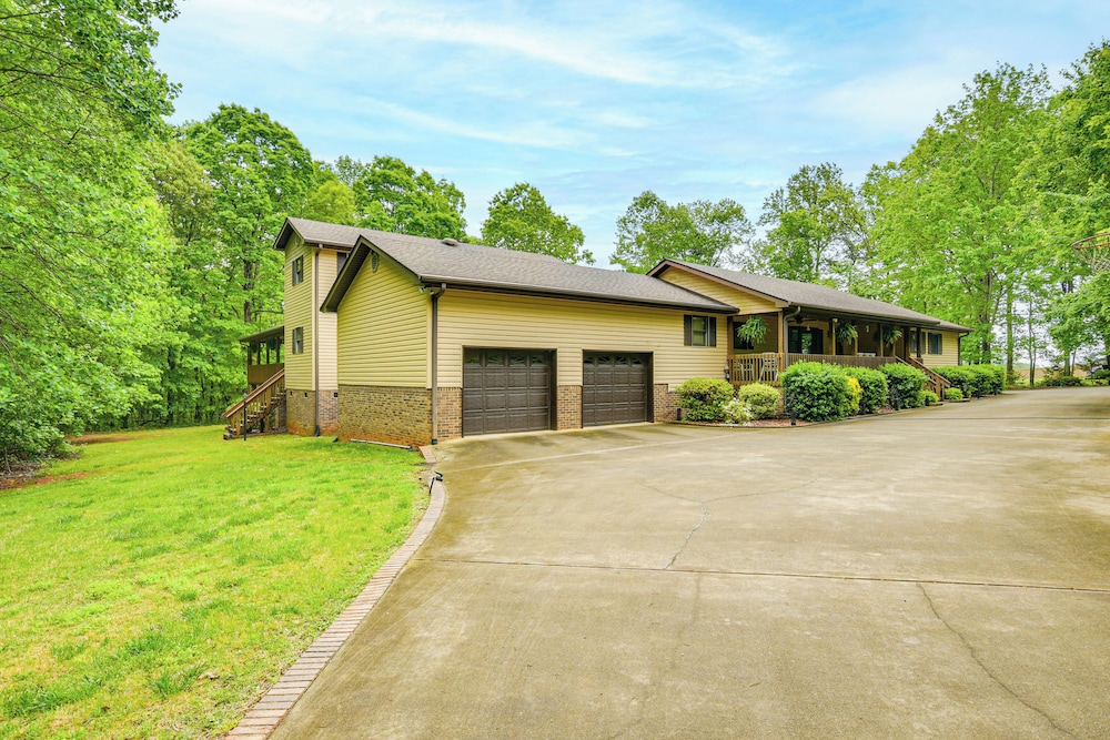 5 Mi to Lake Robinson: Bbq-ready Home w/ Pool
