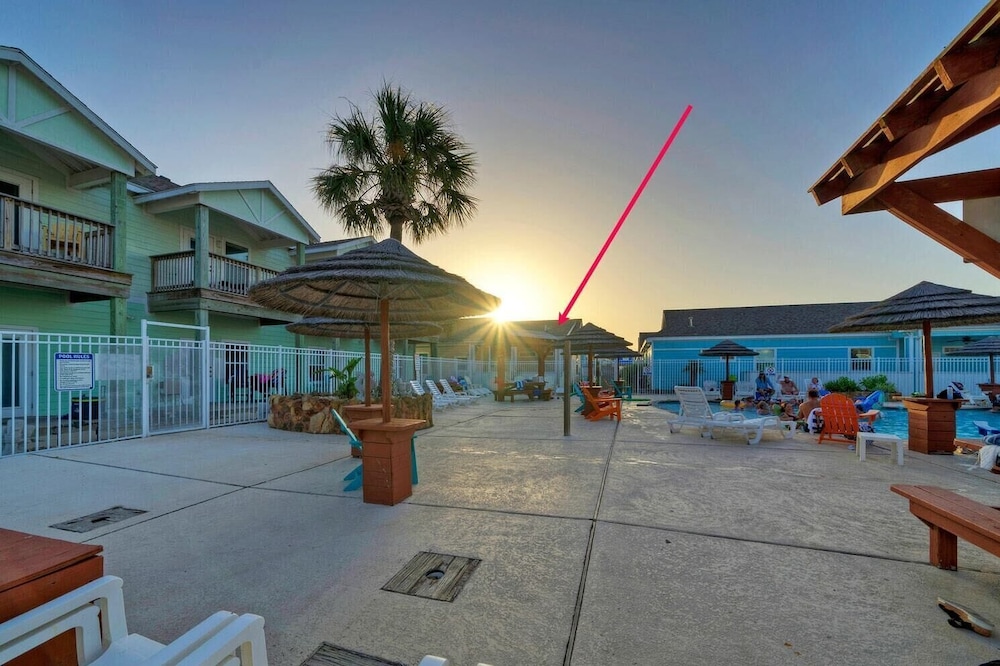 Shared Pool & Playground 2blocks to Town/eateries Pirate's Lair by Avantstay view 3