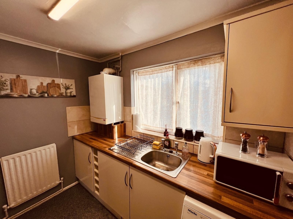 Modern Comfortable Two Bedrooms House DL5 With Garden Parking and Free Wifi