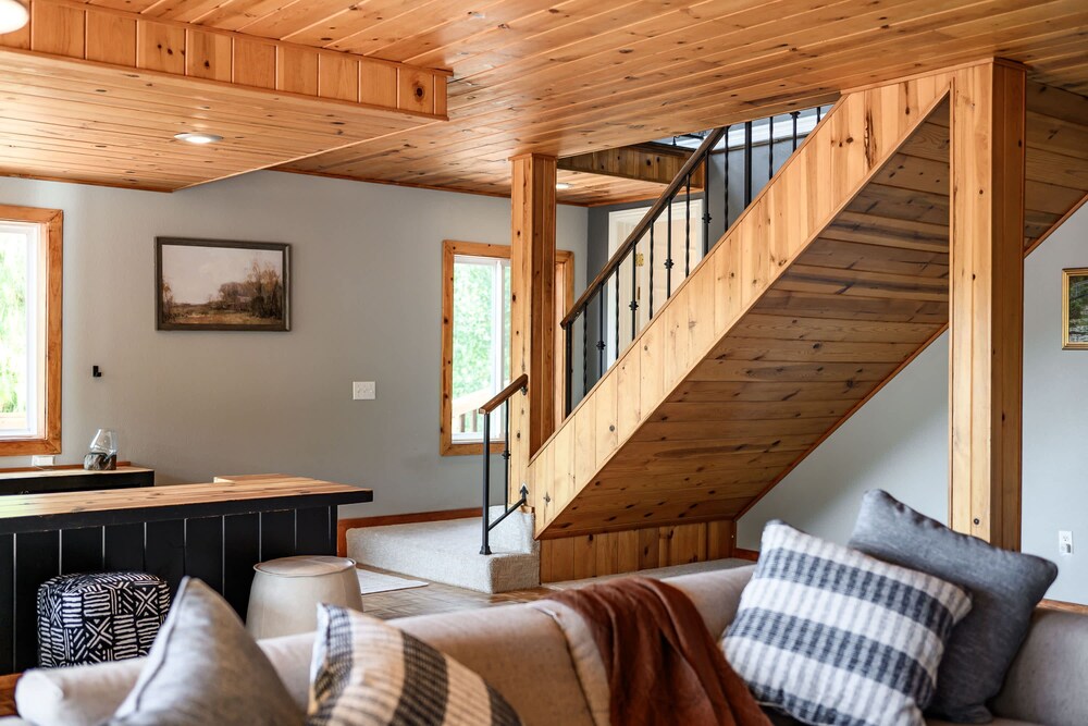 Mountain View Family Retreat w Game Room Scenic Decks