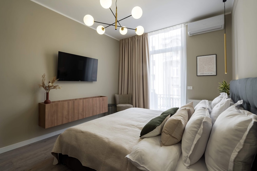 Elegant & Bright 2BR Condos - Steps from Old Town