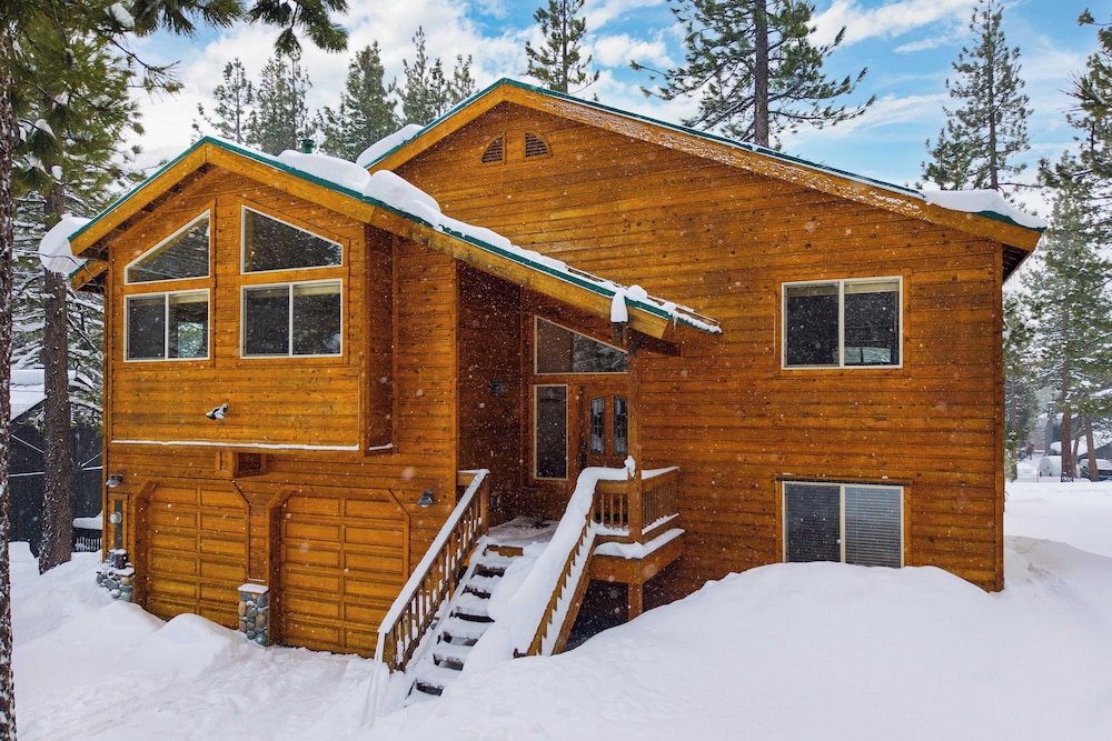 Cabin Retreat w/ Hot Tub & Fireplace - Near Northstar and Downtown Truckee