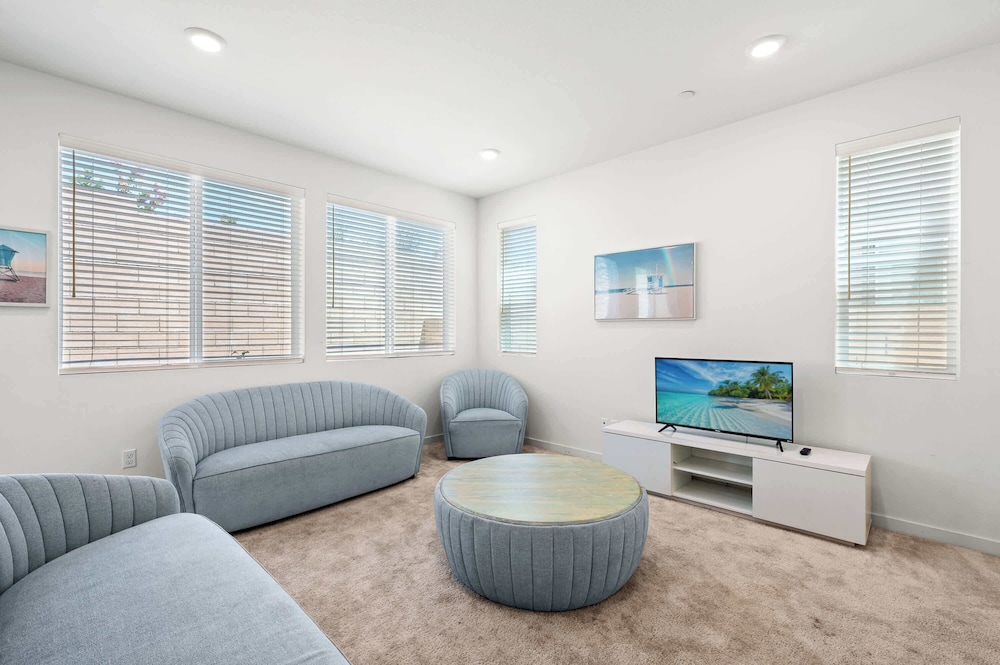 Sunny & Stylish Near LA 4BR Home w Desks & Lounge