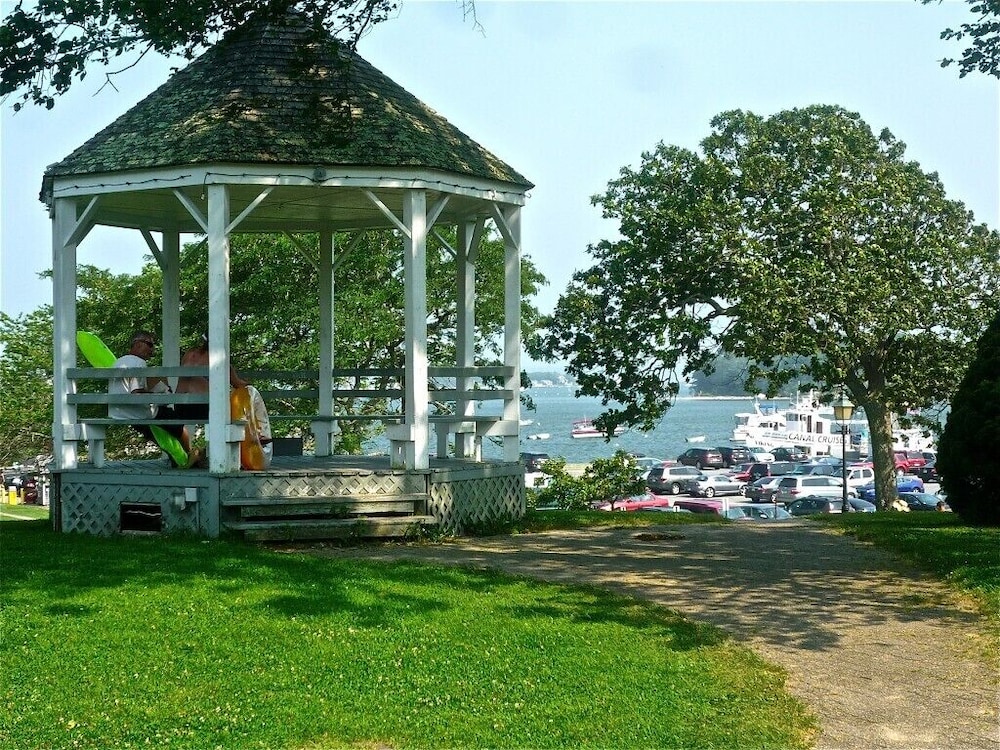 The Glen Cove Hotel & Restaurant