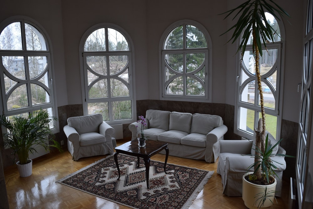 Albert's Manor