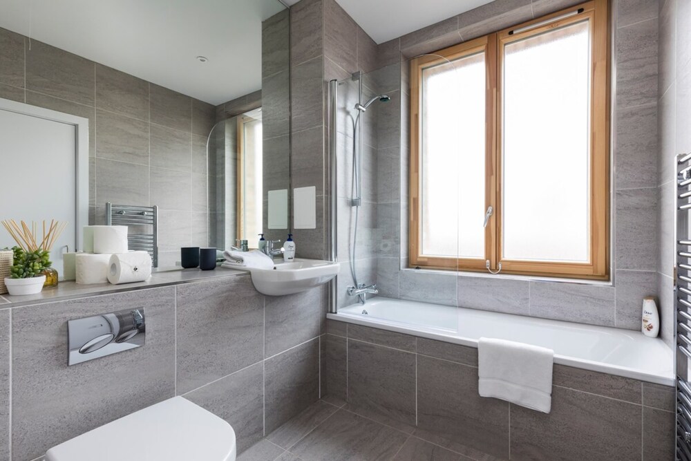 Modern & Designed 2 bed Penthouse Apt Sleeps Five