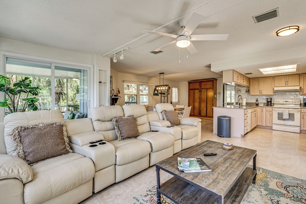 Outdoor Oasis: Canal-front Home in Crystal River