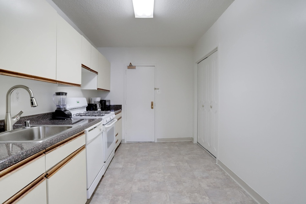 Stylish Comfort Condo in Crystal City