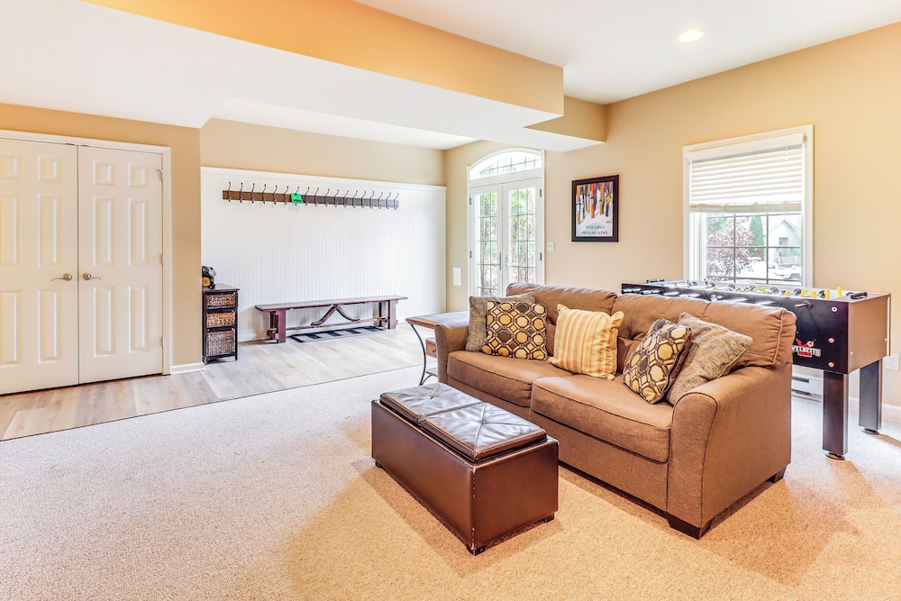 Boulder Lake Access: Townhome w/ Deck!