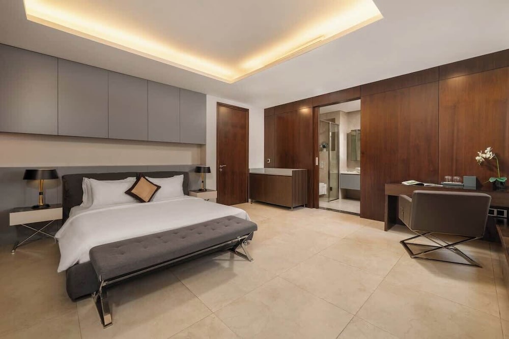 8BR Beachfront Eden: Luxury Events & Getaways