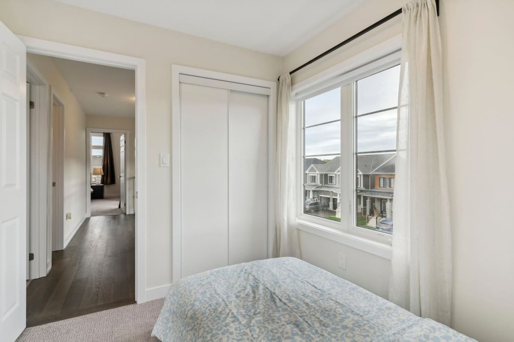 A Brand New 4BR Townhouse in Thorold Retreat