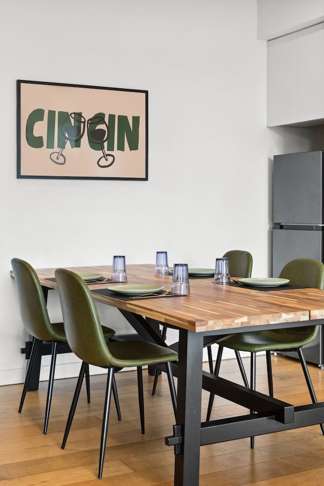 Central Charming 2 Bedrooms With Balcony Aircon