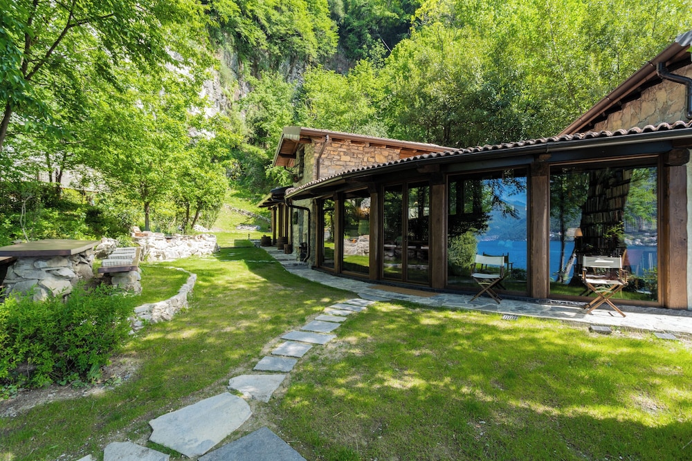 The Writer's Nest by Rent all Como