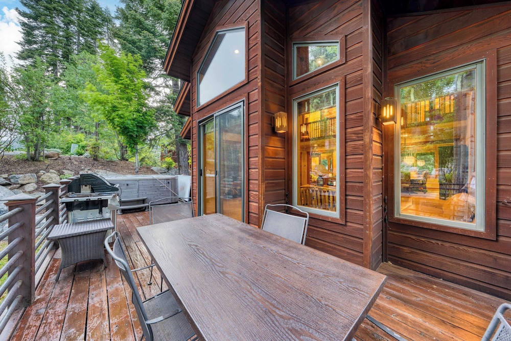 Cedars at Palisades by Avantstay Hot Tub, Resort Access, and Mountain Views