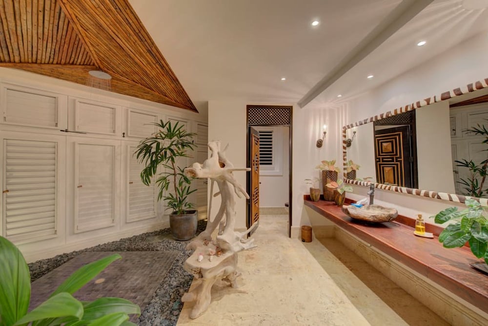 6 BR Beachfront Lush Oasis