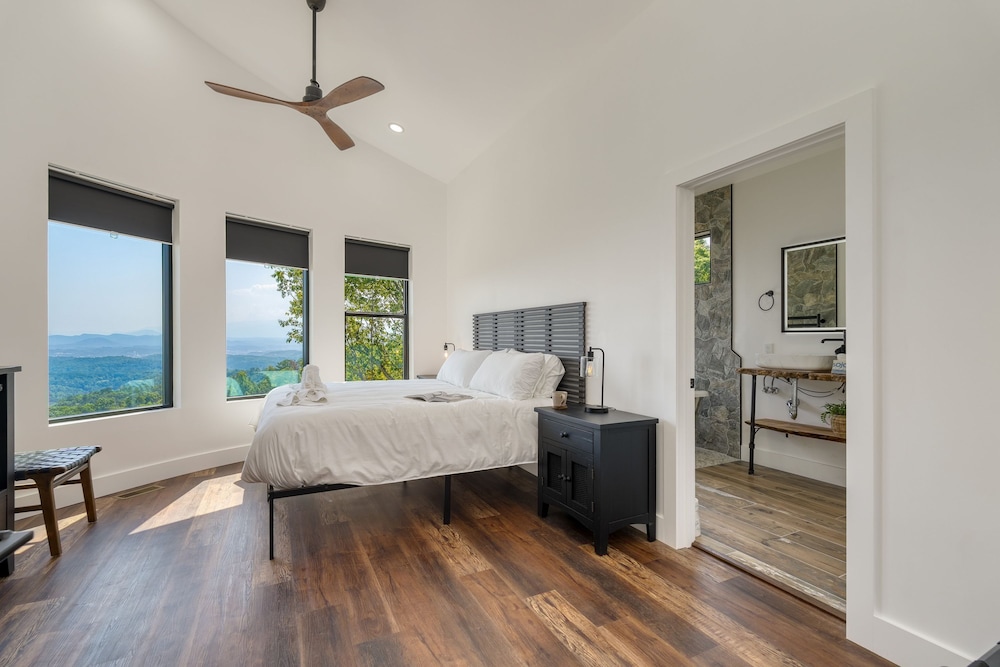 Bear Rug Inn Luxe Stays Pool Views Game Room