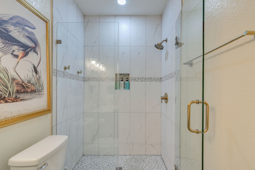 Great Location! Quiet Galveston Gem 1 Mi to Shore