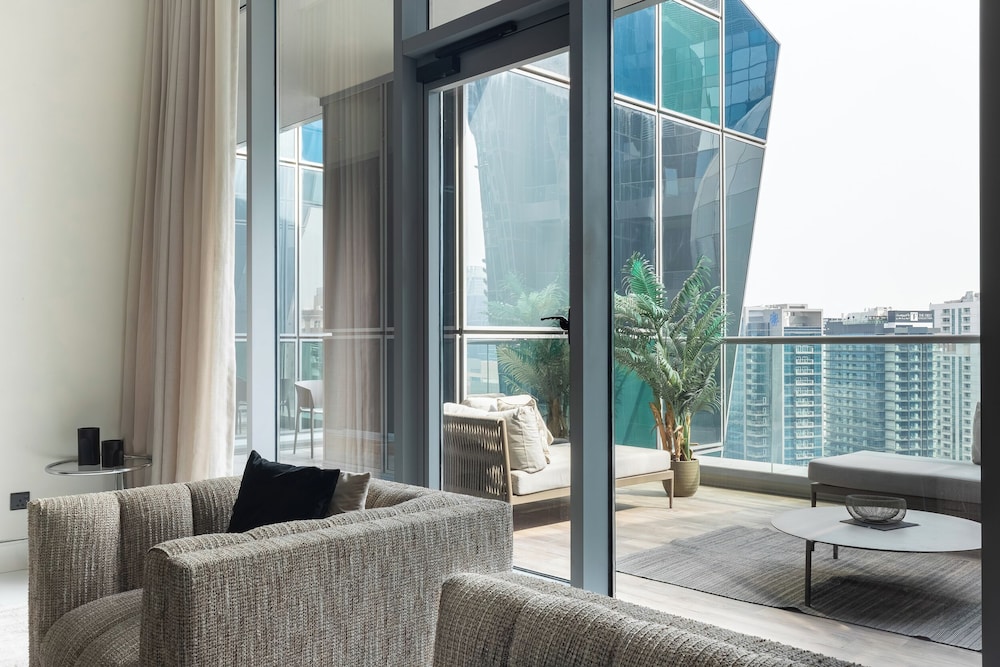 SIMPLY COMFORT Urban Chic Suites in J One Tower City & Canal Views