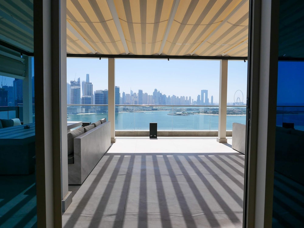 High End 4BR Penthouse With Private Pool and Skyline Views