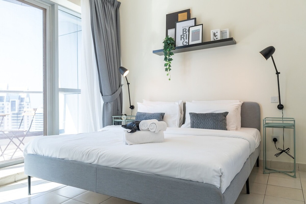 Refined 1BR Retreat in The Point Tower - Marina