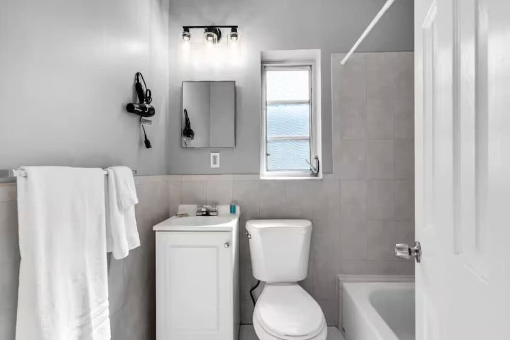 Beachside 1BR Nook Near Airport Free Parking