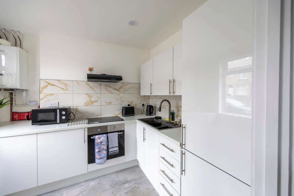 3bedroom 2 Bathroom House-free Parking 5 Beds