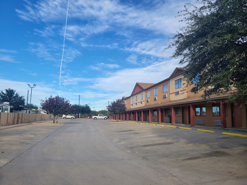 Cotulla Whitten Inn
