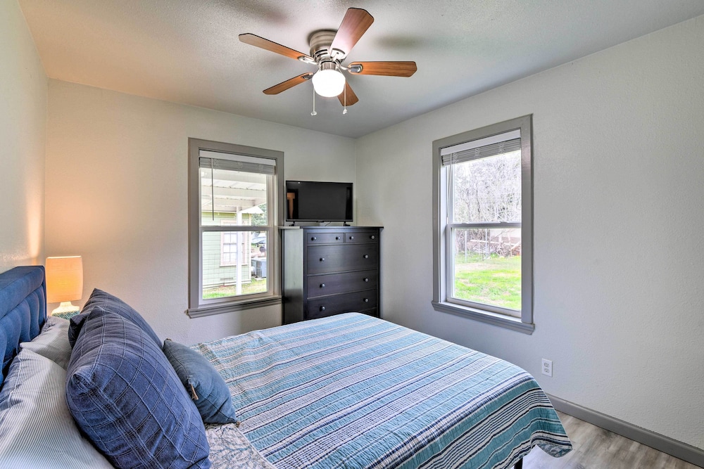 Lake Granbury Getaway ~ 1 Block to Waterfront view 5