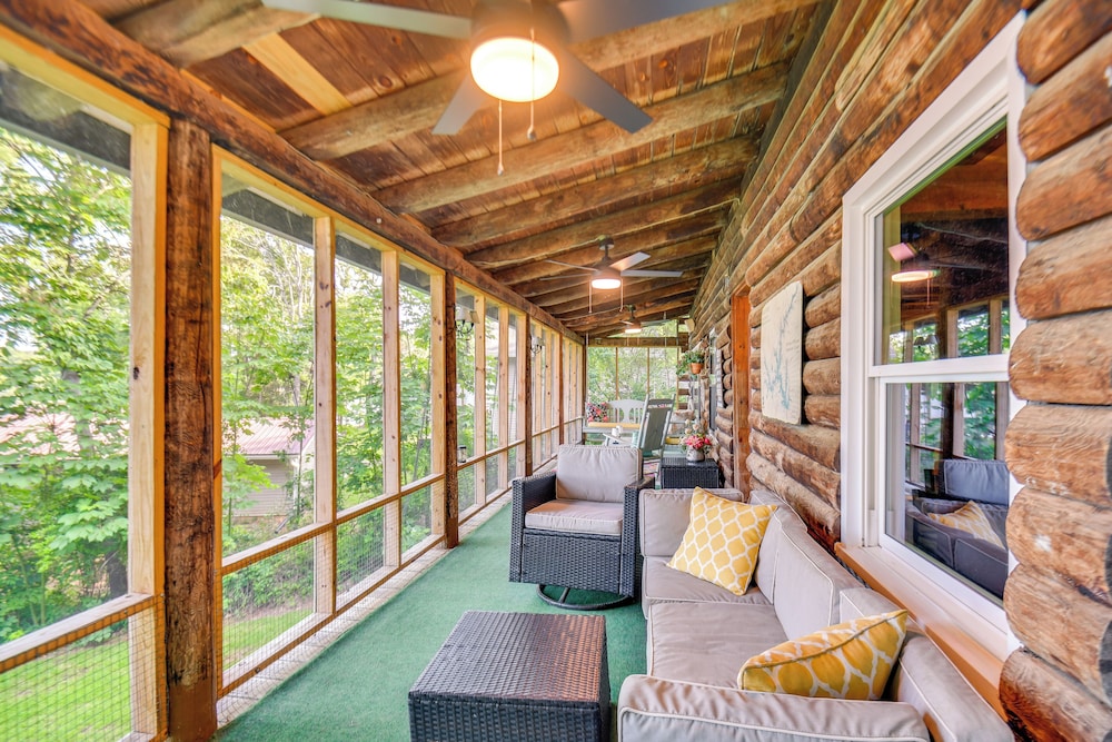Waterfront Cabin on Lake Sinclair w/ Private Dock!
