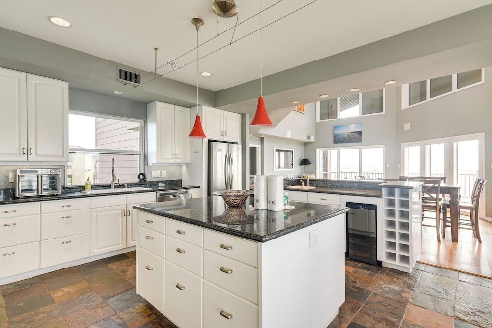 Oceanfront Galveston Beach House: Steps to Sand!