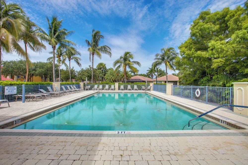 3 Mi to Dtwn Fort Myers: Condo w/ Pool & Hot Tub