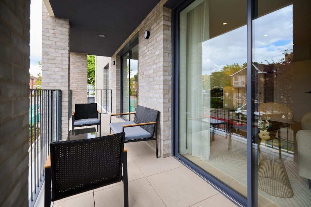 The Brondesbury Escape - Cosy 1bdr Flat With Balcony + Parking