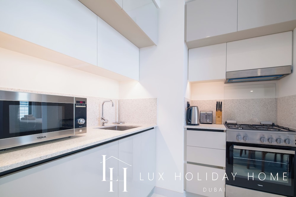 LUX The Marina Vista Beachfront Suite 5