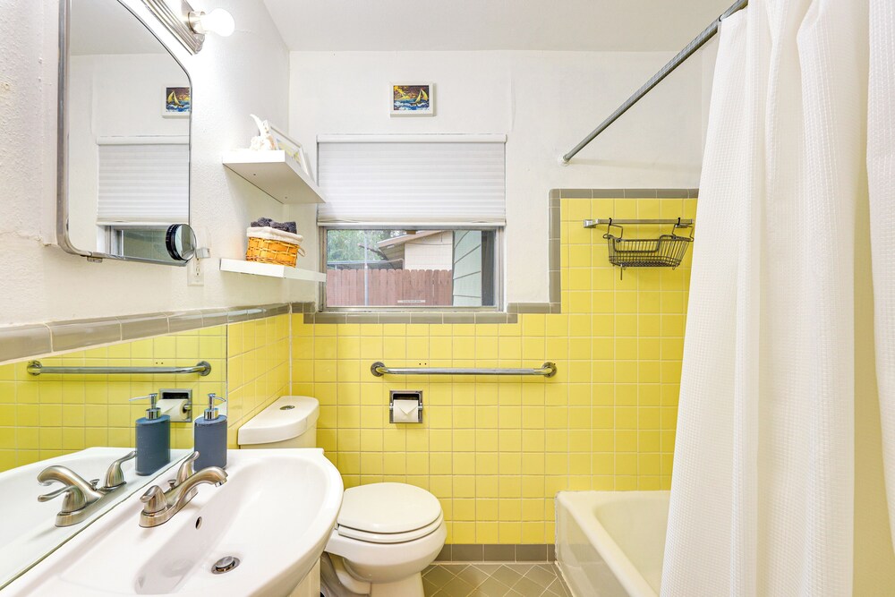7 Mi to Dtwn San Antonio: Charming Home w/ Yard