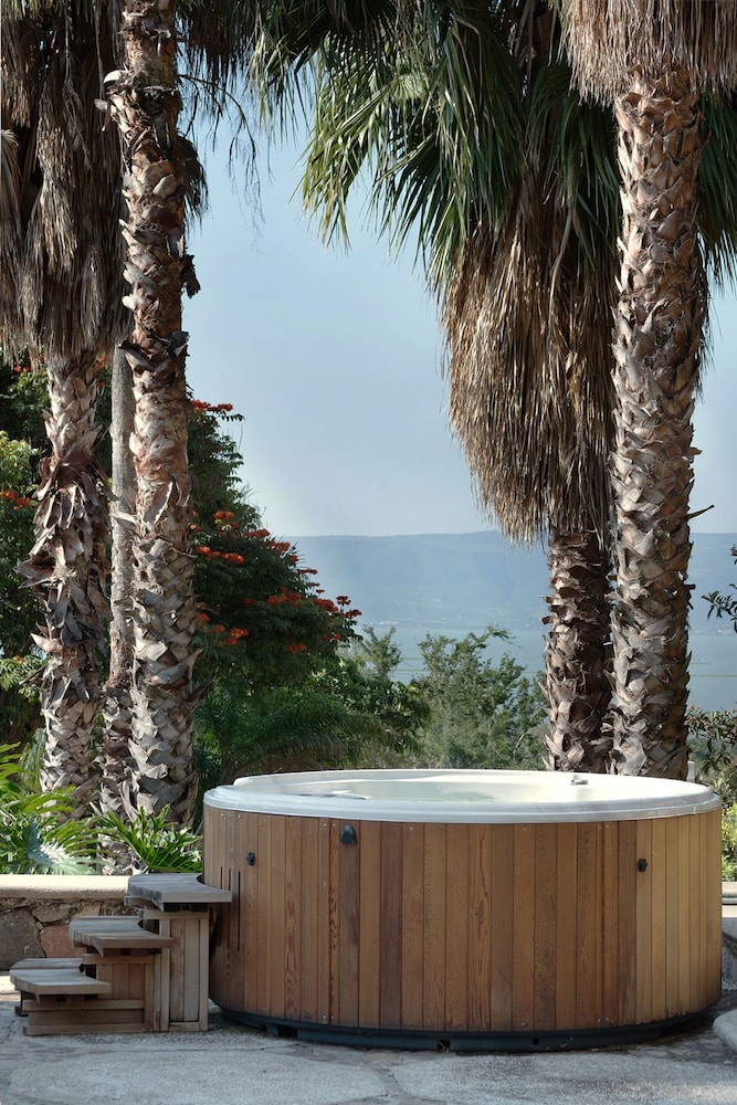 Anana Rancho San Rafael Pool and Lake Views