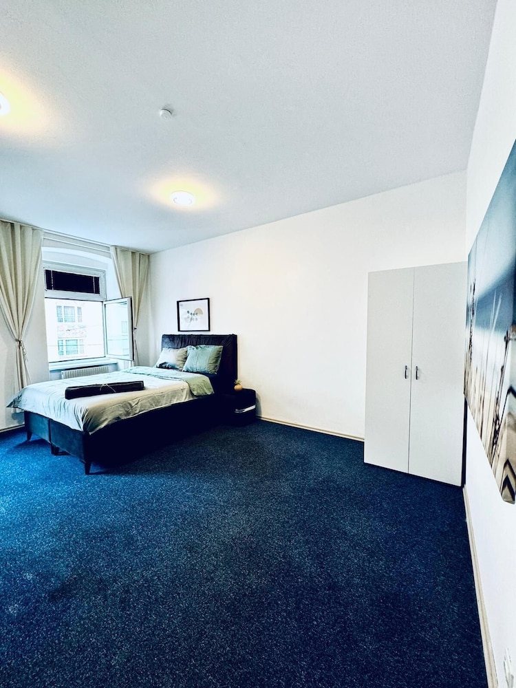 Spacious 7BR Apartment Prime Location