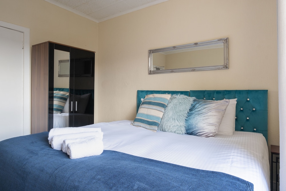 Novelty Suites - Powis Circle view 3