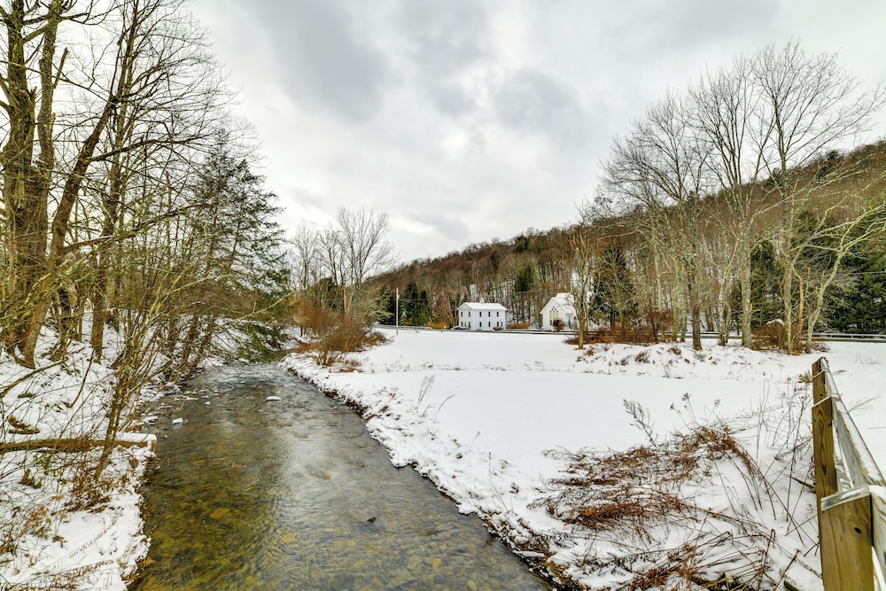 Mtn-view Deck & Grill: Creekside Catskills Cabin!